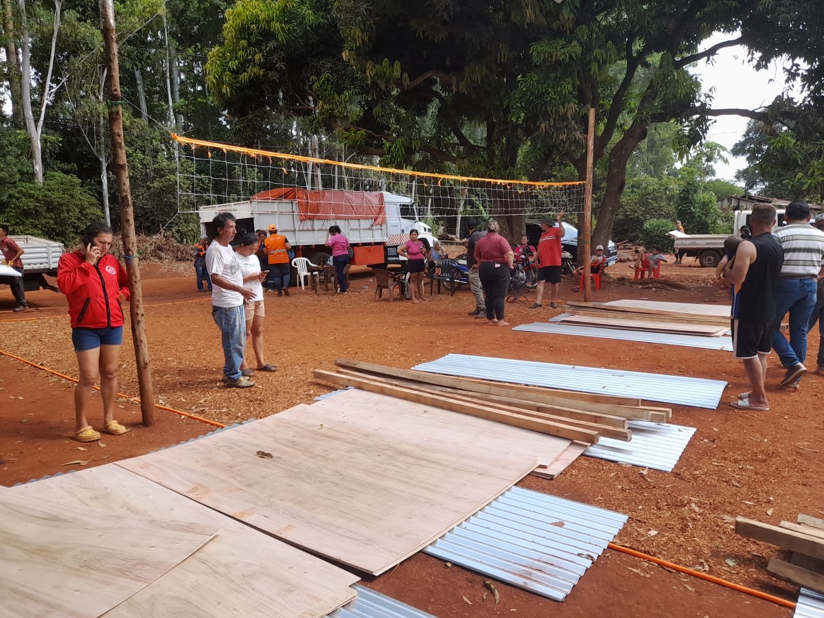 Puede ser una imagen de una o varias personas y personas jugando al voleibol