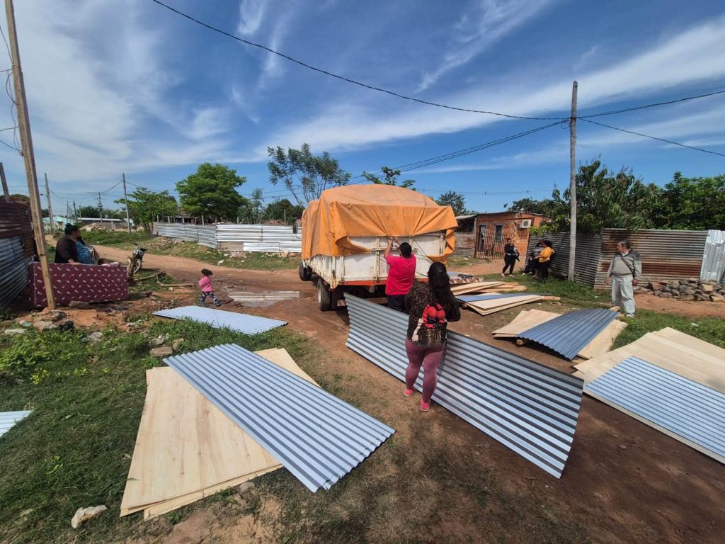 Asistencia con materiales a familias afectadas en la zona de Maracaná.